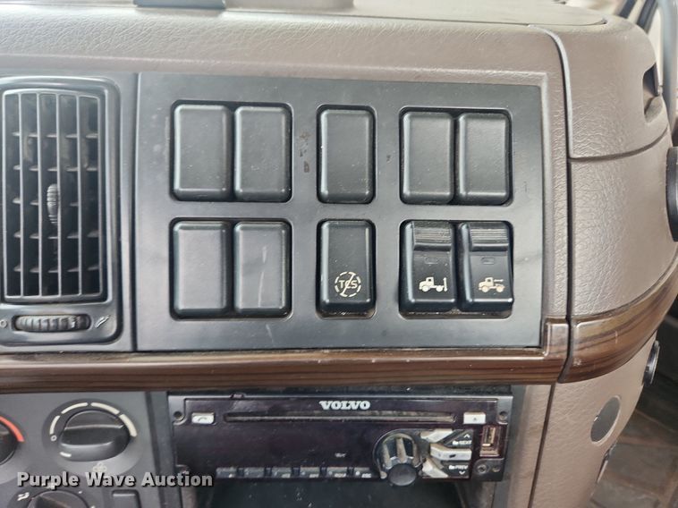 image for item LX9711 2016 Volvo VNL  semi truck