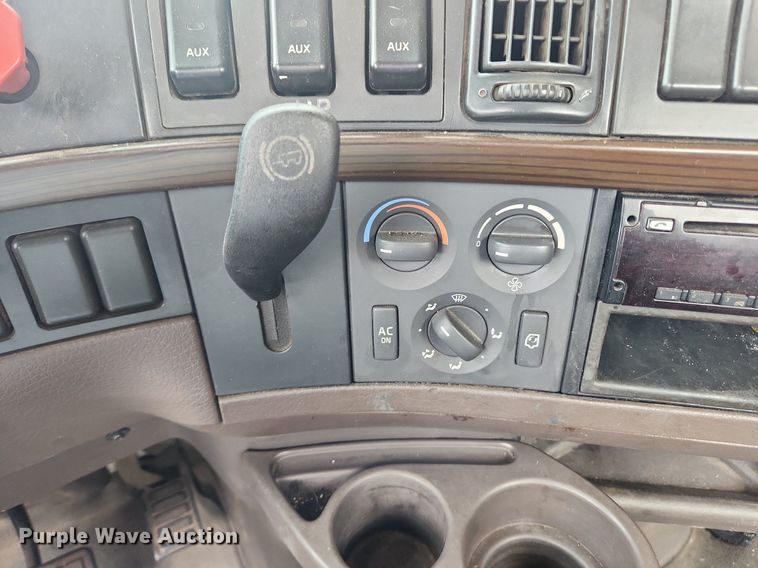 image for item LX9711 2016 Volvo VNL  semi truck