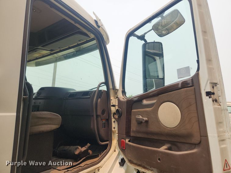 image for item LX9711 2016 Volvo VNL  semi truck