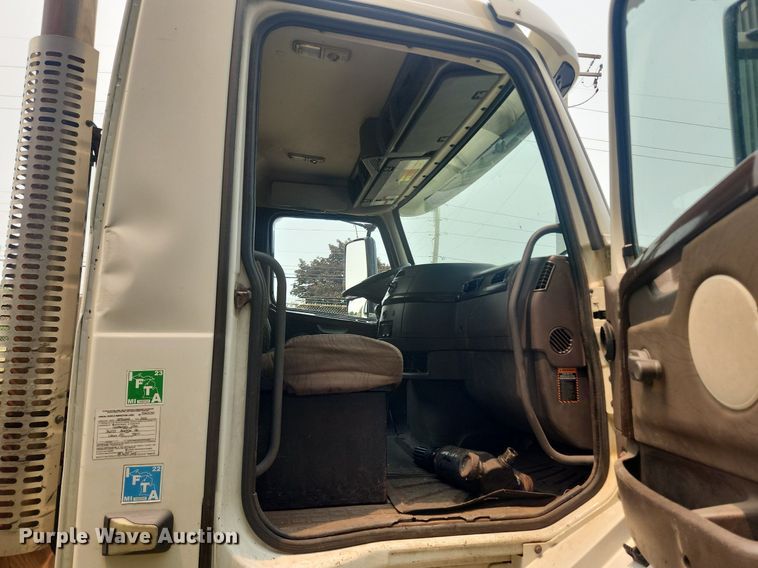 image for item LX9711 2016 Volvo VNL  semi truck