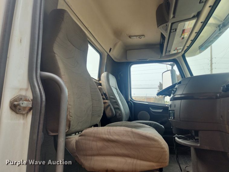 image for item LX9711 2016 Volvo VNL  semi truck