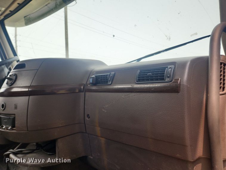 image for item LX9711 2016 Volvo VNL  semi truck