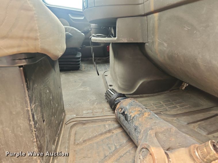 image for item LX9711 2016 Volvo VNL  semi truck