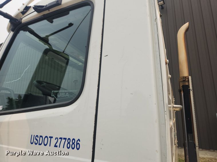 image for item LX9711 2016 Volvo VNL  semi truck