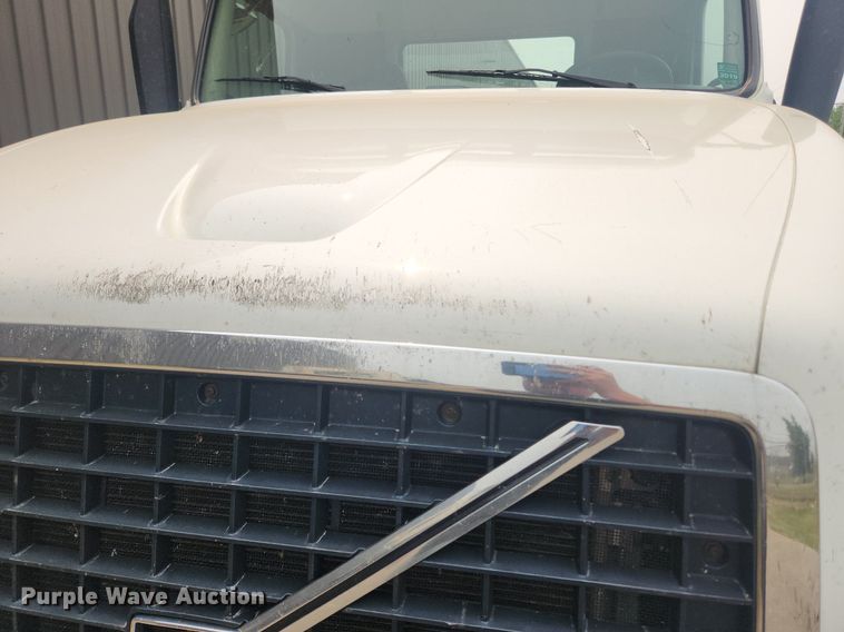 image for item LX9711 2016 Volvo VNL  semi truck