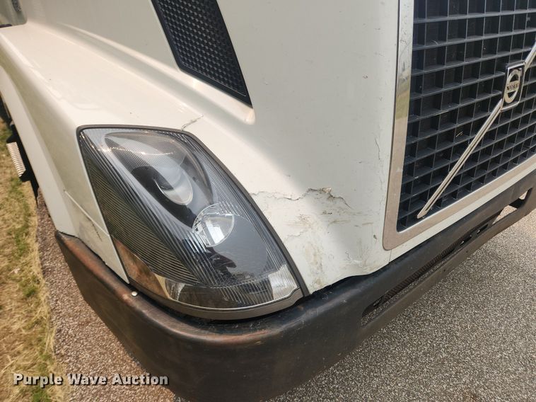 image for item LX9711 2016 Volvo VNL  semi truck