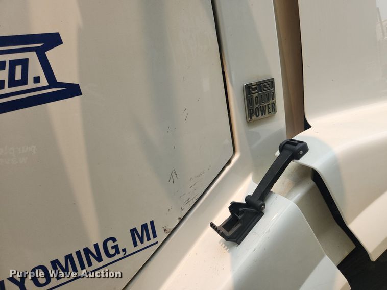 image for item LX9711 2016 Volvo VNL  semi truck