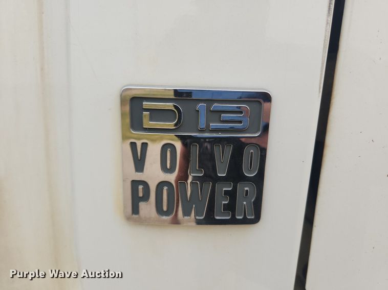 image for item LX9711 2016 Volvo VNL  semi truck