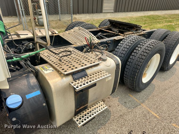 image for item LX9711 2016 Volvo VNL  semi truck