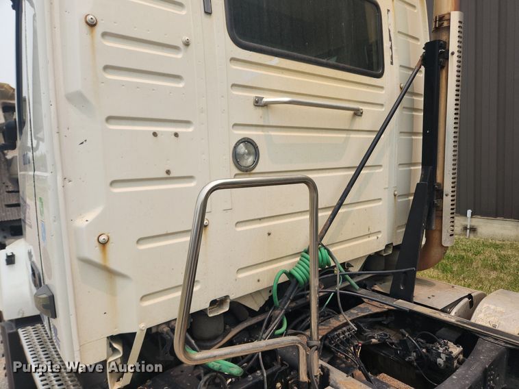 image for item LX9711 2016 Volvo VNL  semi truck