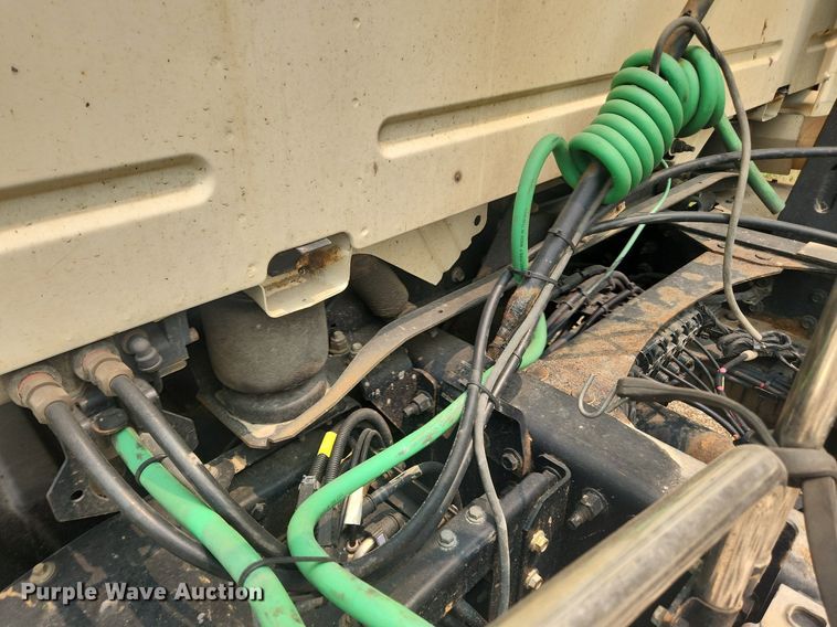 image for item LX9711 2016 Volvo VNL  semi truck