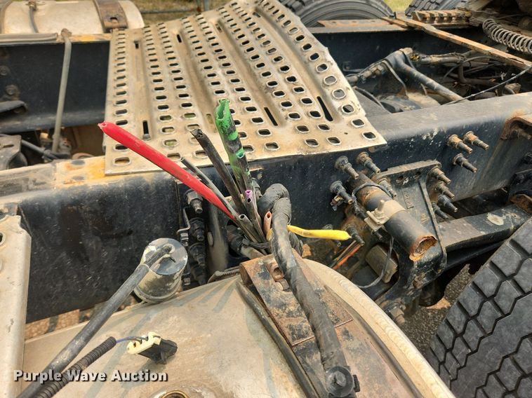 image for item LX9711 2016 Volvo VNL  semi truck