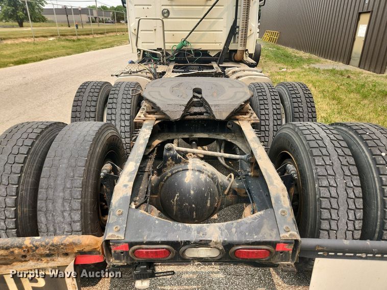 image for item LX9711 2016 Volvo VNL  semi truck