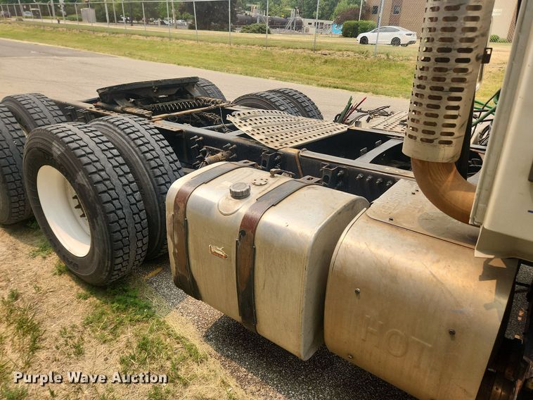 image for item LX9711 2016 Volvo VNL  semi truck