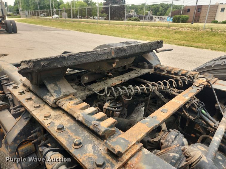 image for item LX9711 2016 Volvo VNL  semi truck