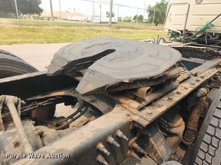 image for item LX9711 2016 Volvo VNL  semi truck