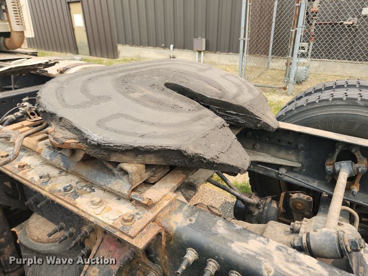 image for item LX9711 2016 Volvo VNL  semi truck