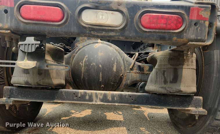 image for item LX9711 2016 Volvo VNL  semi truck