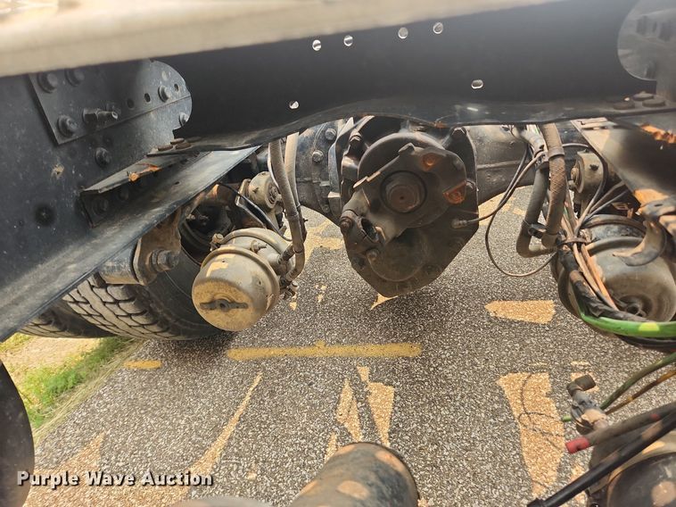 image for item LX9711 2016 Volvo VNL  semi truck