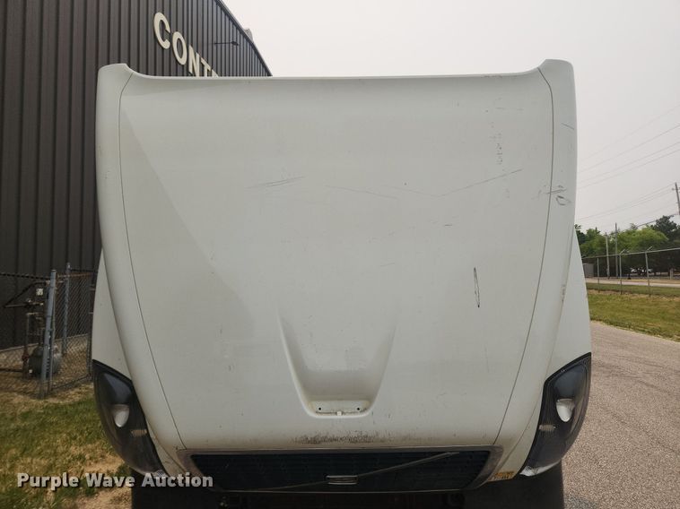 image for item LX9711 2016 Volvo VNL  semi truck