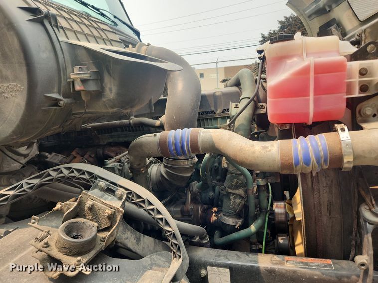 image for item LX9711 2016 Volvo VNL  semi truck