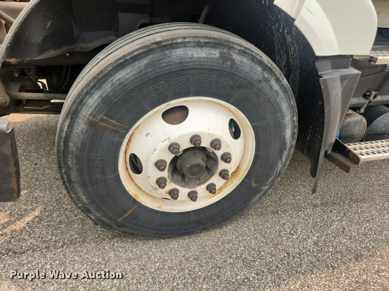 image for item LX9711 2016 Volvo VNL  semi truck