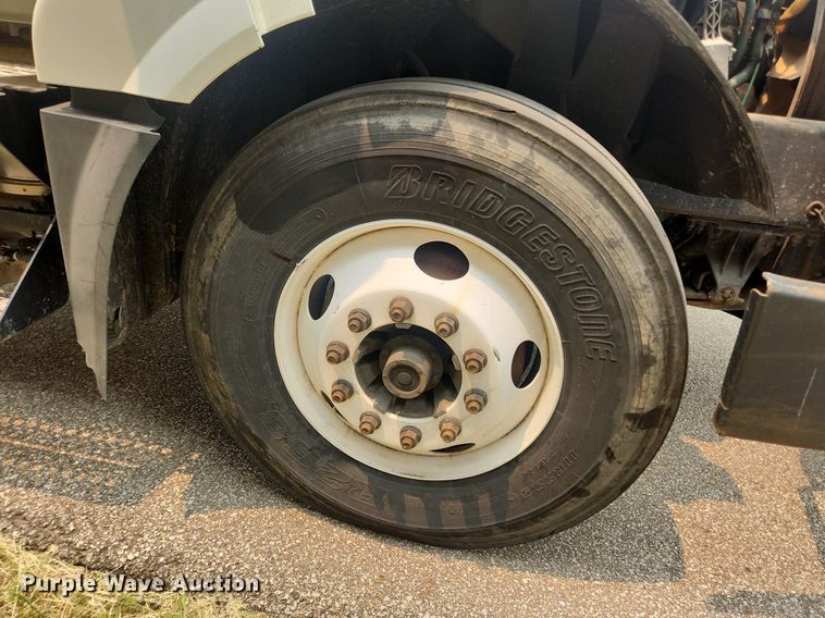 image for item LX9711 2016 Volvo VNL  semi truck