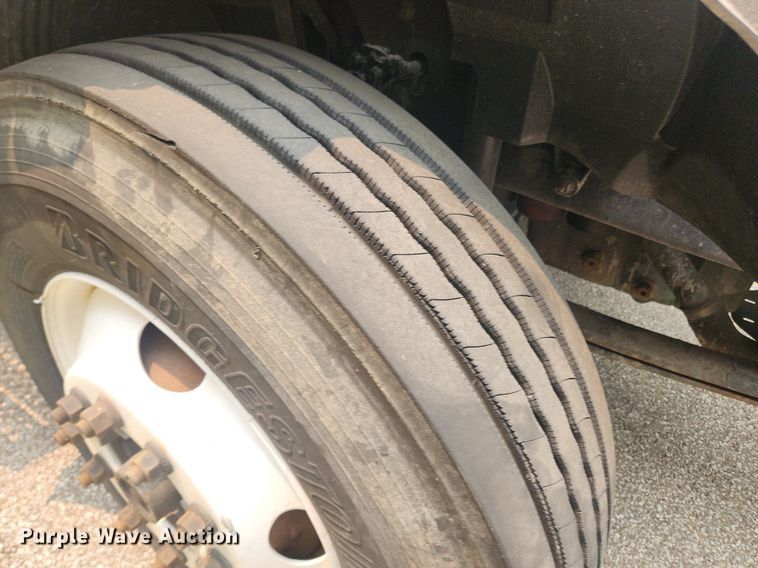 image for item LX9711 2016 Volvo VNL  semi truck