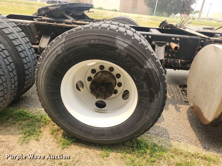 image for item LX9711 2016 Volvo VNL  semi truck