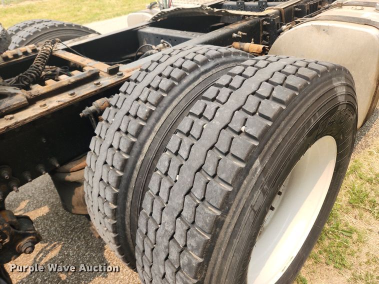 image for item LX9711 2016 Volvo VNL  semi truck