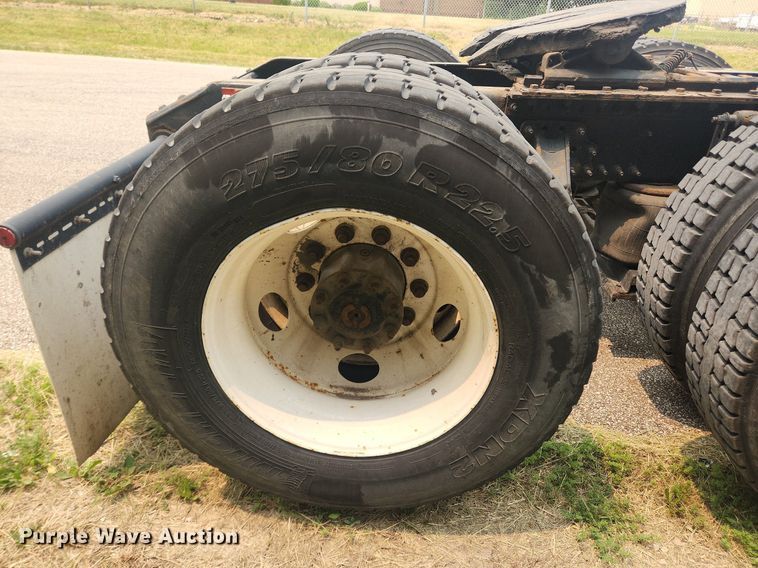 image for item LX9711 2016 Volvo VNL  semi truck