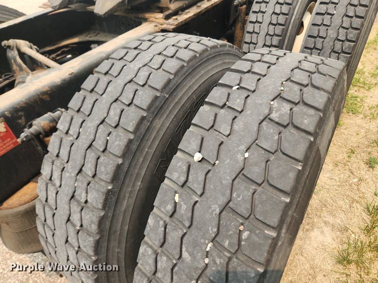 image for item LX9711 2016 Volvo VNL  semi truck