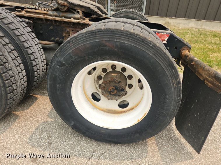 image for item LX9711 2016 Volvo VNL  semi truck