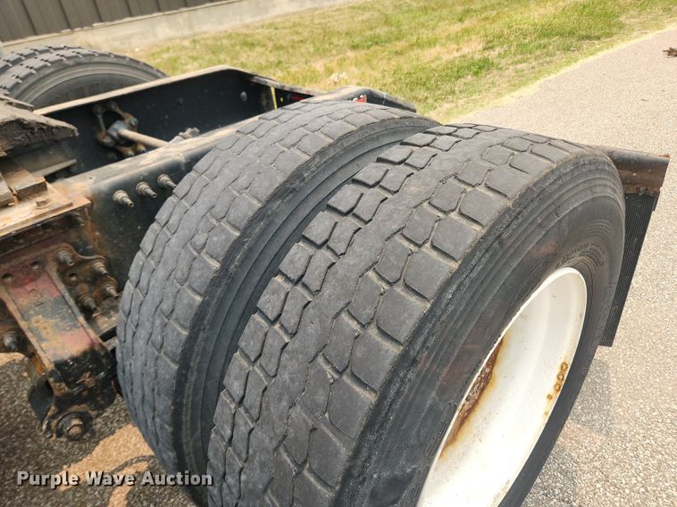 image for item LX9711 2016 Volvo VNL  semi truck