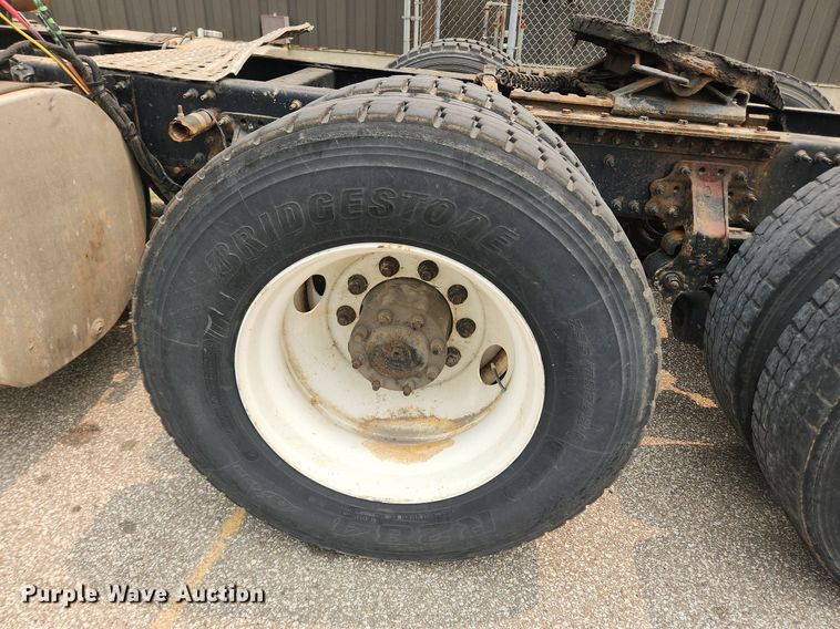 image for item LX9711 2016 Volvo VNL  semi truck