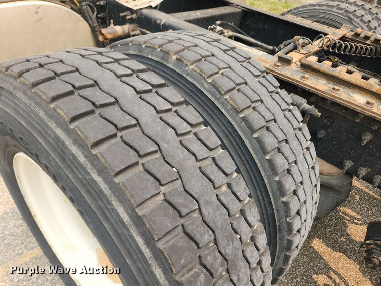 image for item LX9711 2016 Volvo VNL  semi truck