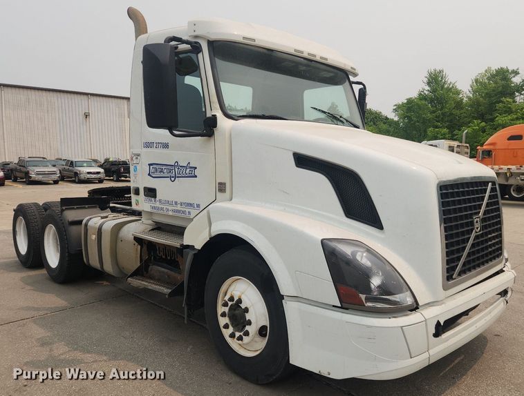 image for item LX9712 2016 Volvo VNL  semi truck