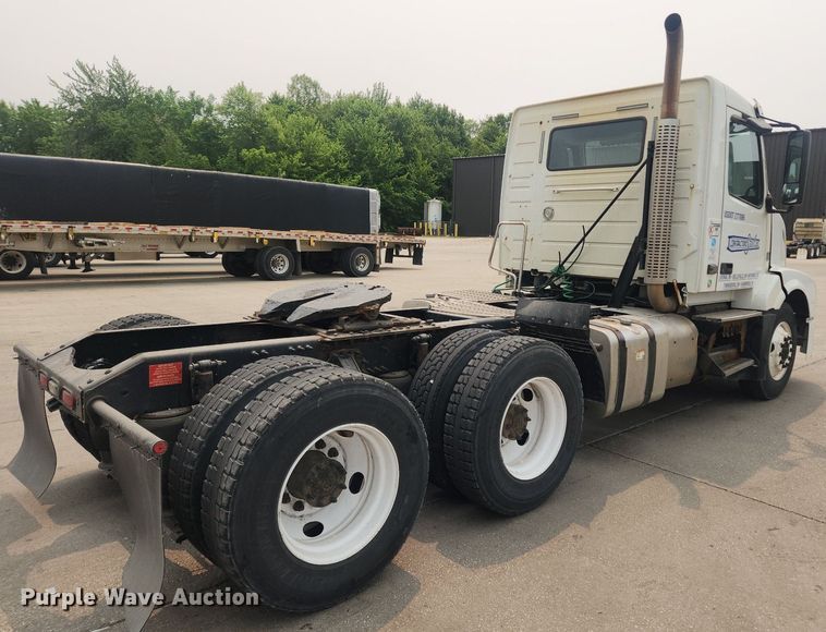 image for item LX9712 2016 Volvo VNL  semi truck