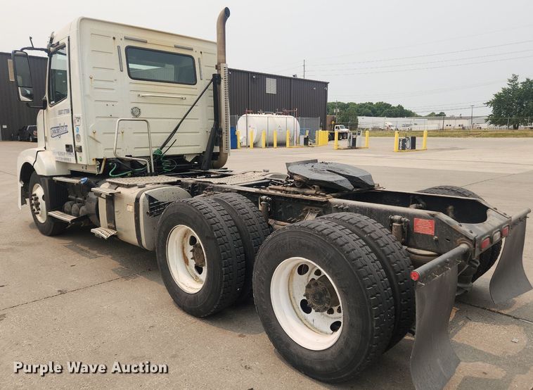 image for item LX9712 2016 Volvo VNL  semi truck
