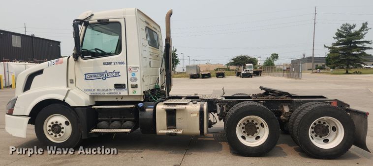 image for item LX9712 2016 Volvo VNL  semi truck