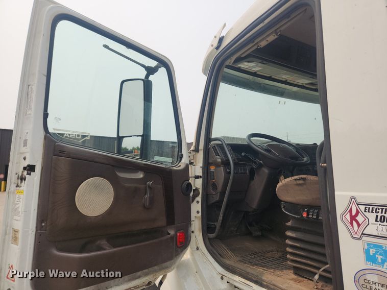 image for item LX9712 2016 Volvo VNL  semi truck