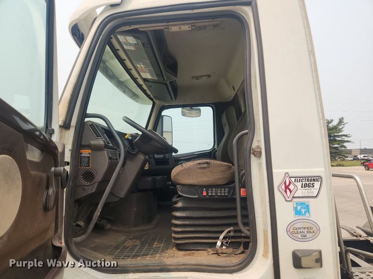 image for item LX9712 2016 Volvo VNL  semi truck