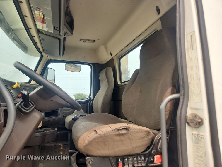 image for item LX9712 2016 Volvo VNL  semi truck