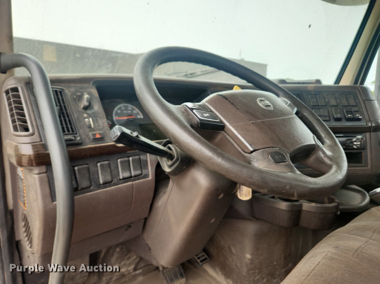 image for item LX9712 2016 Volvo VNL  semi truck