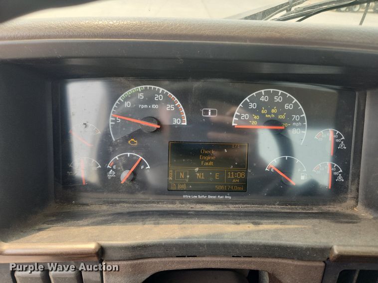 image for item LX9712 2016 Volvo VNL  semi truck