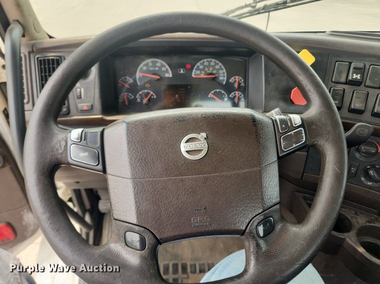 image for item LX9712 2016 Volvo VNL  semi truck