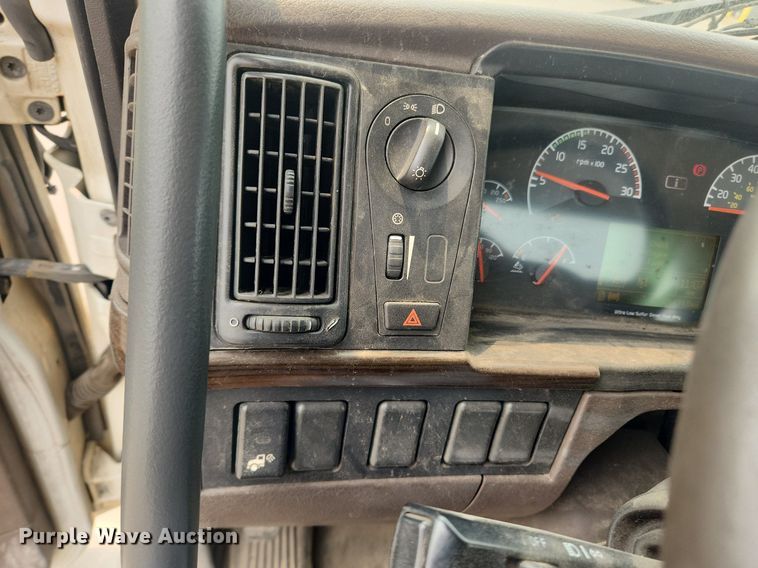 image for item LX9712 2016 Volvo VNL  semi truck