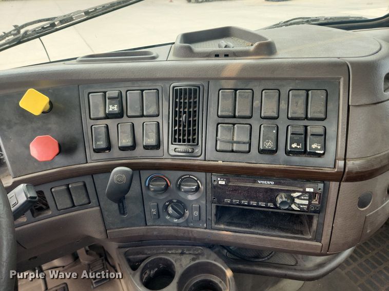 image for item LX9712 2016 Volvo VNL  semi truck