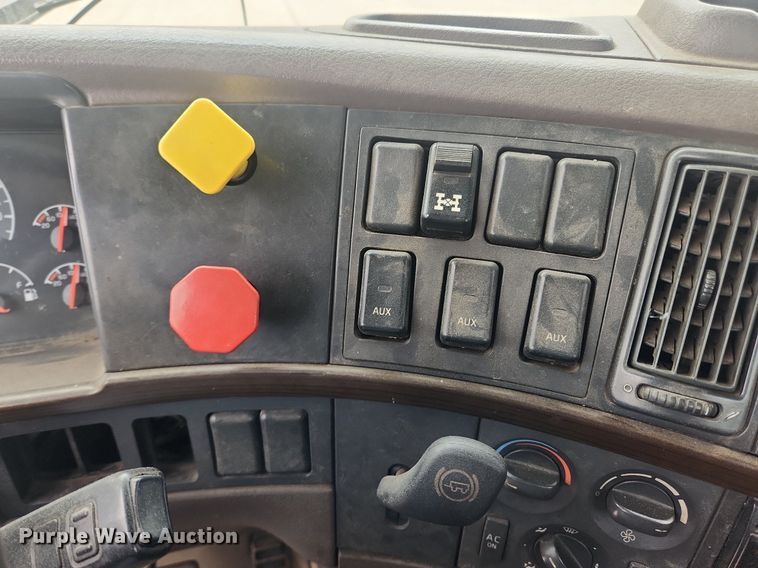 image for item LX9712 2016 Volvo VNL  semi truck