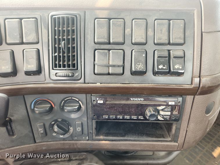 image for item LX9712 2016 Volvo VNL  semi truck